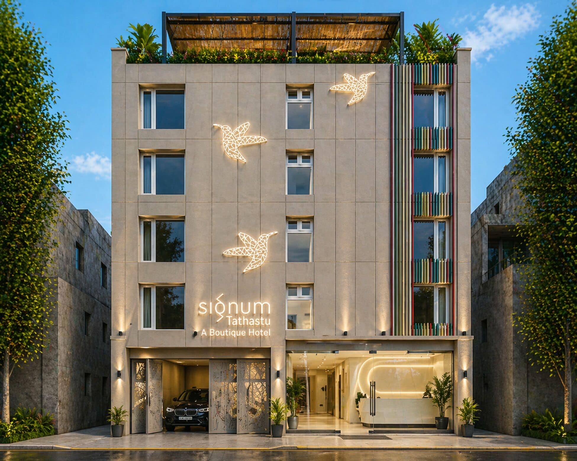 Un hôtel-boutique moderne doté d’une façade géométrique originale, de nombreuses fenêtres et d’une entrée bien visible, avec une voiture garée à l’extérieur.
