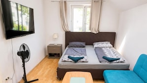 Unclassified image, 4 of 6, button - Private Villa Room for 4 | Garden Access (Vienna)