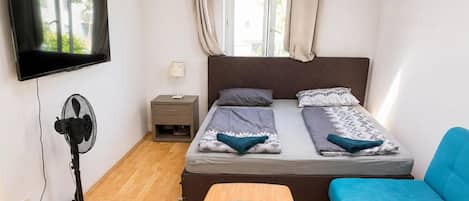 Desk, iron/ironing board, WiFi (free)