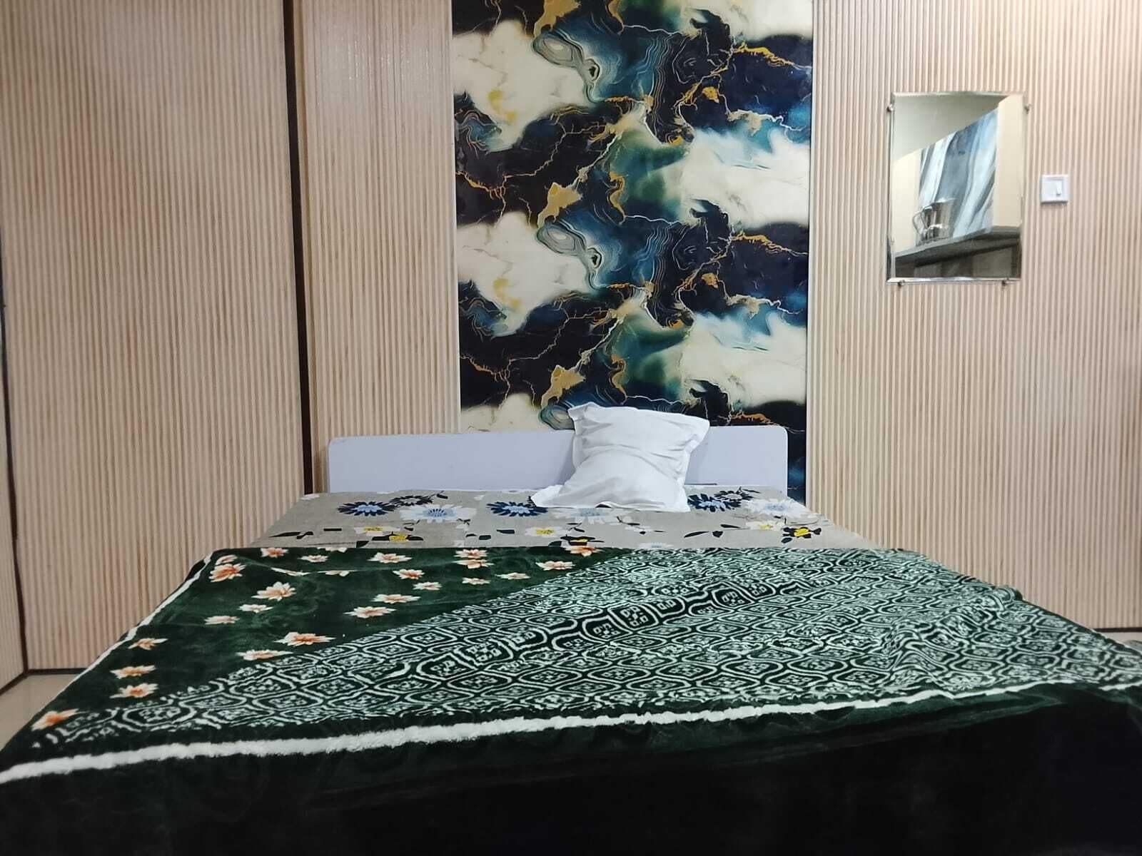 مساحة عمل للكمبيوتر المحمول وستائر تعتيم وأسرّة قابلة للطي