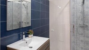 Phòng đôi Superior, ban công, quang cảnh thành phố | Phòng tắm | Buồng tắm vòi sen, đồ dùng nhà tắm miễn phí, máy sấy tóc, xà phòng 