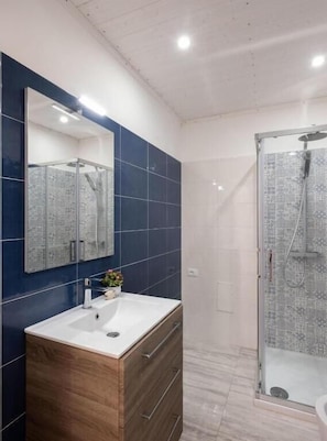 Superior Double Room, Balcony, City View | Bathroom - Agor à di Favignana - Affittacamere (Favignana)