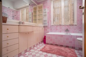 Een haardroger, handdoeken, zeep, toiletpapier