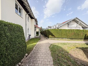 Ein Weg führt zu einem Haus, vor dem ein Fahrrad steht.