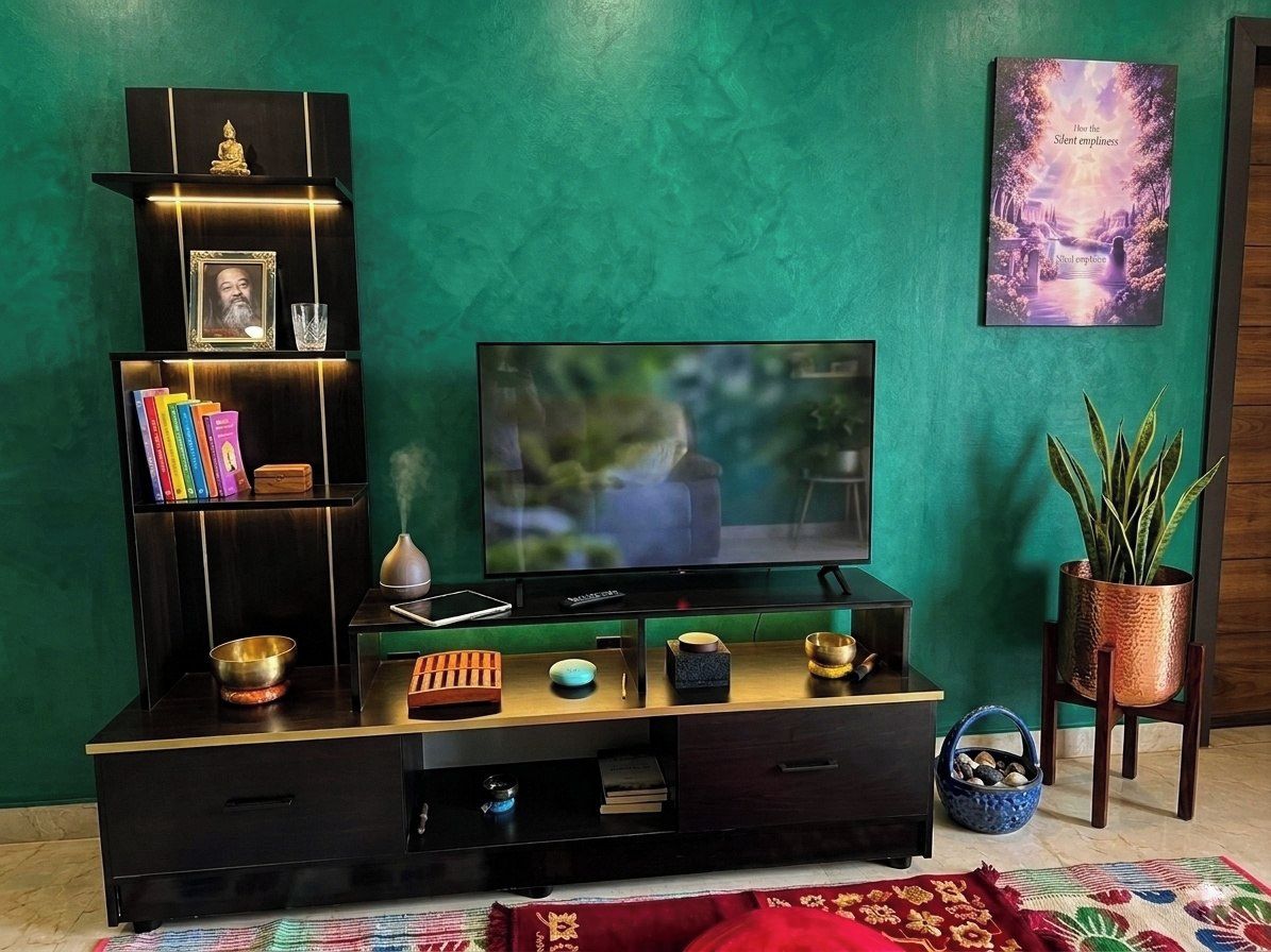 Ein Wohnzimmer mit Fernseher, Bücherregal und Dekorationselementen.