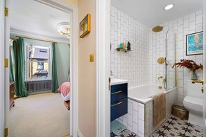 Bathroom - Spacious house in North London for your getaway (London)