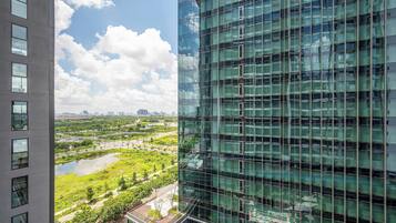 Un edificio moderno con fachada de vidrio que refleja el cielo y las nubes.