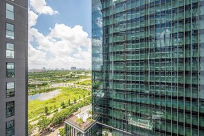 Un edificio moderno con fachada de vidrio que refleja el cielo y las nubes.