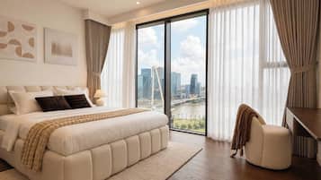 Un dormitorio moderno con una cama grande, vistas a un paisaje urbano y un puente de la ciudad.