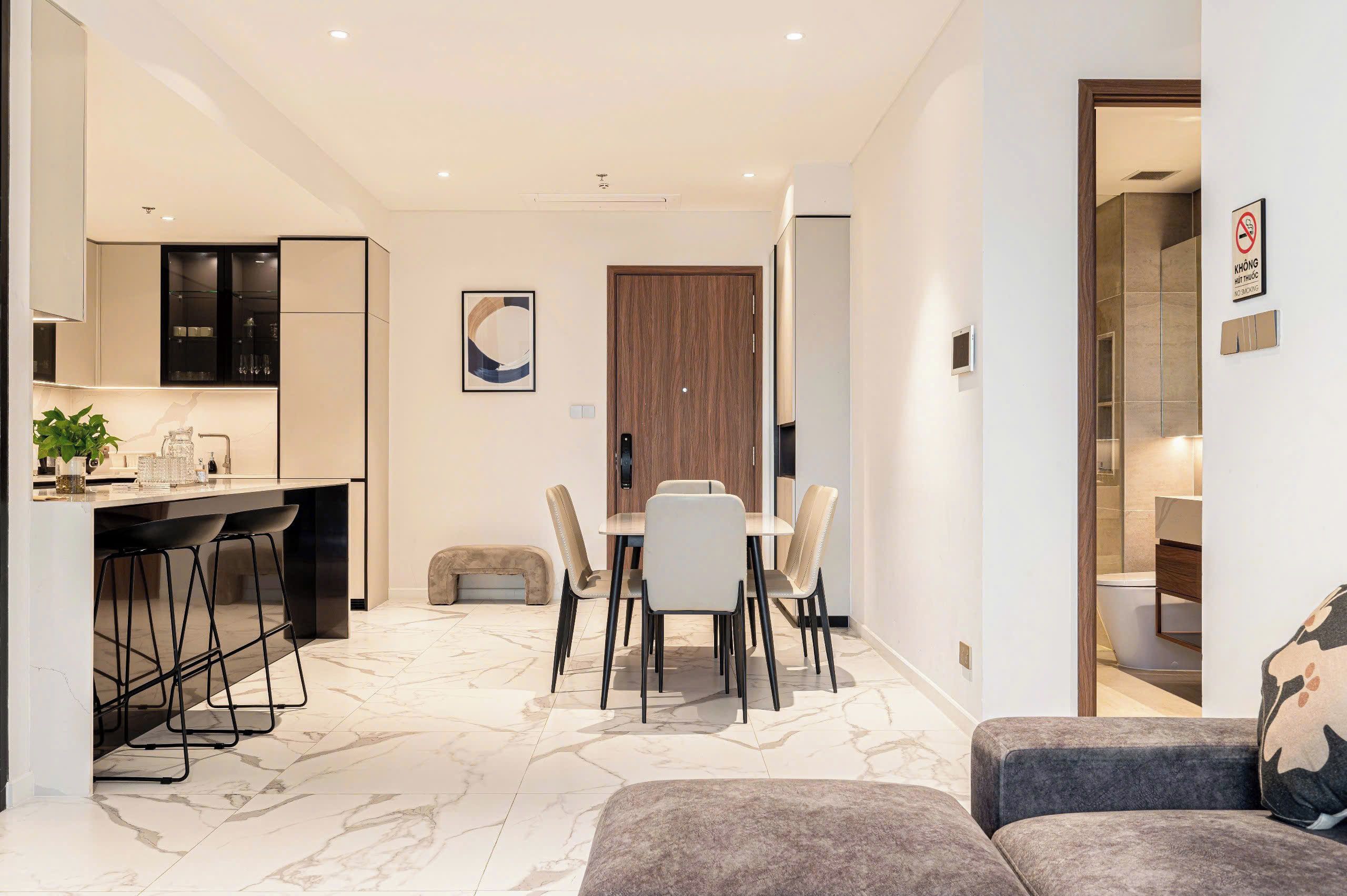 Un salon moderne comprenant un coin repas, une cuisine et une salle de bain.