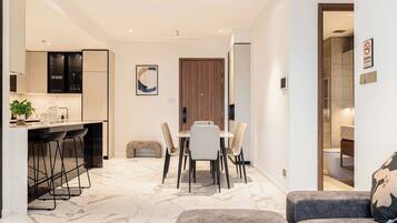 Un salon moderne comprenant un coin repas, une cuisine et une salle de bain.