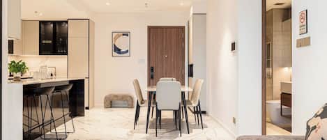 Una sala moderna con comedor, cocina y baño.