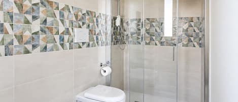 Shower, hair dryer, bidet, towels