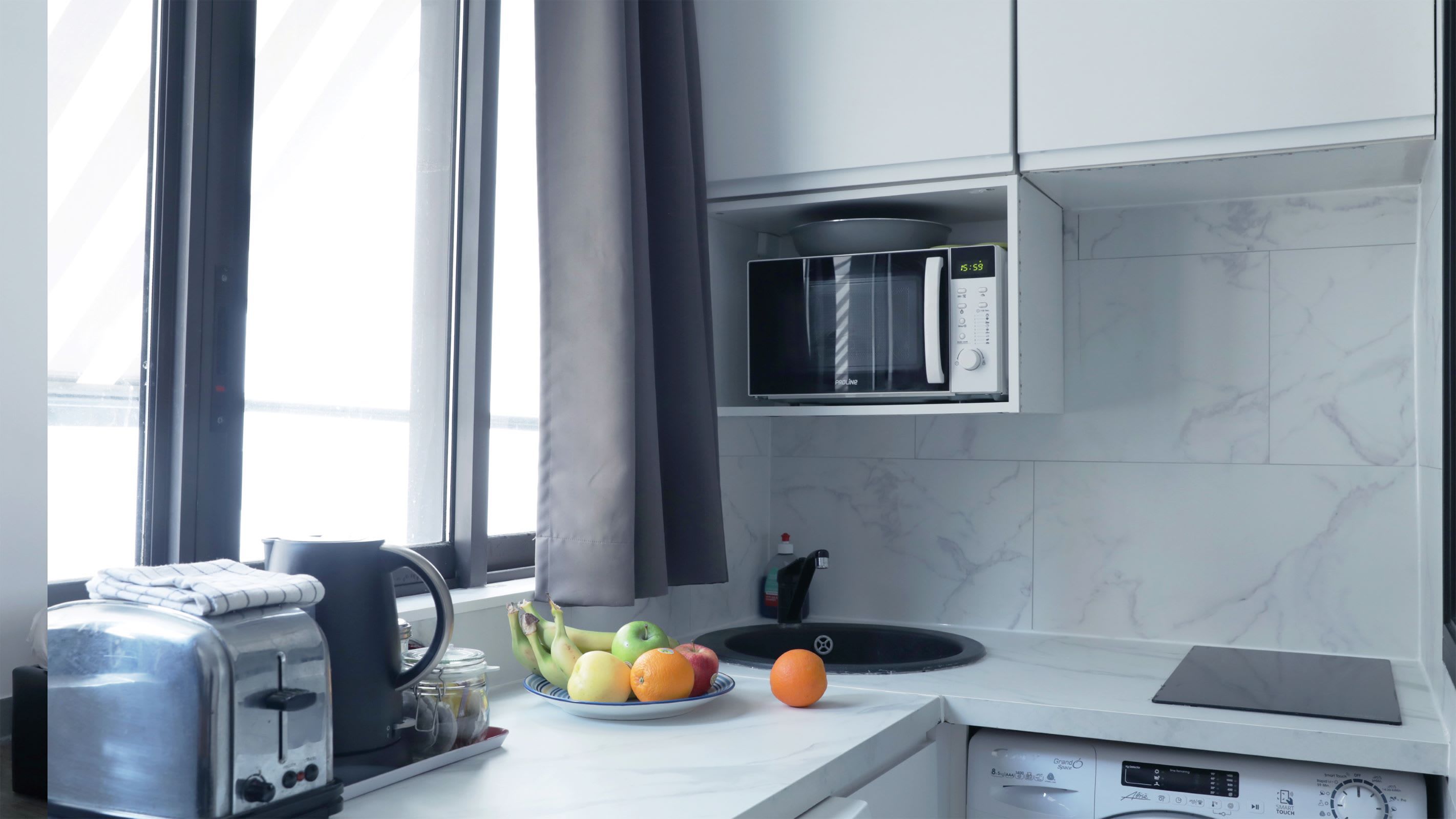 Wasserkocher mit Kaffee-/Teezubehör, Kühlschrank, Mikrowelle, Ofen