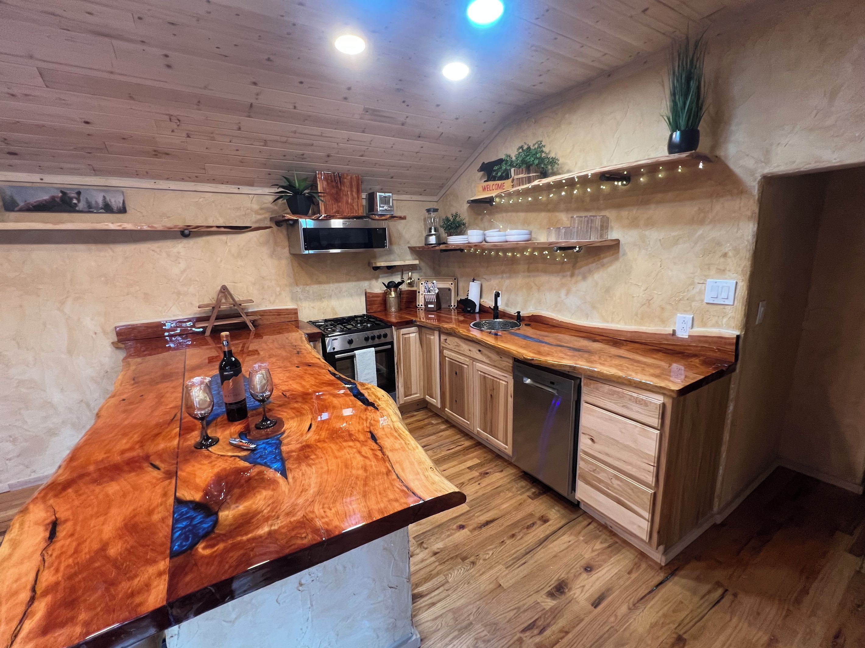 Une cuisine dotée d’un plan de travail en bois, d’un four encastré et d’appareils électroménagers en acier inoxydable.