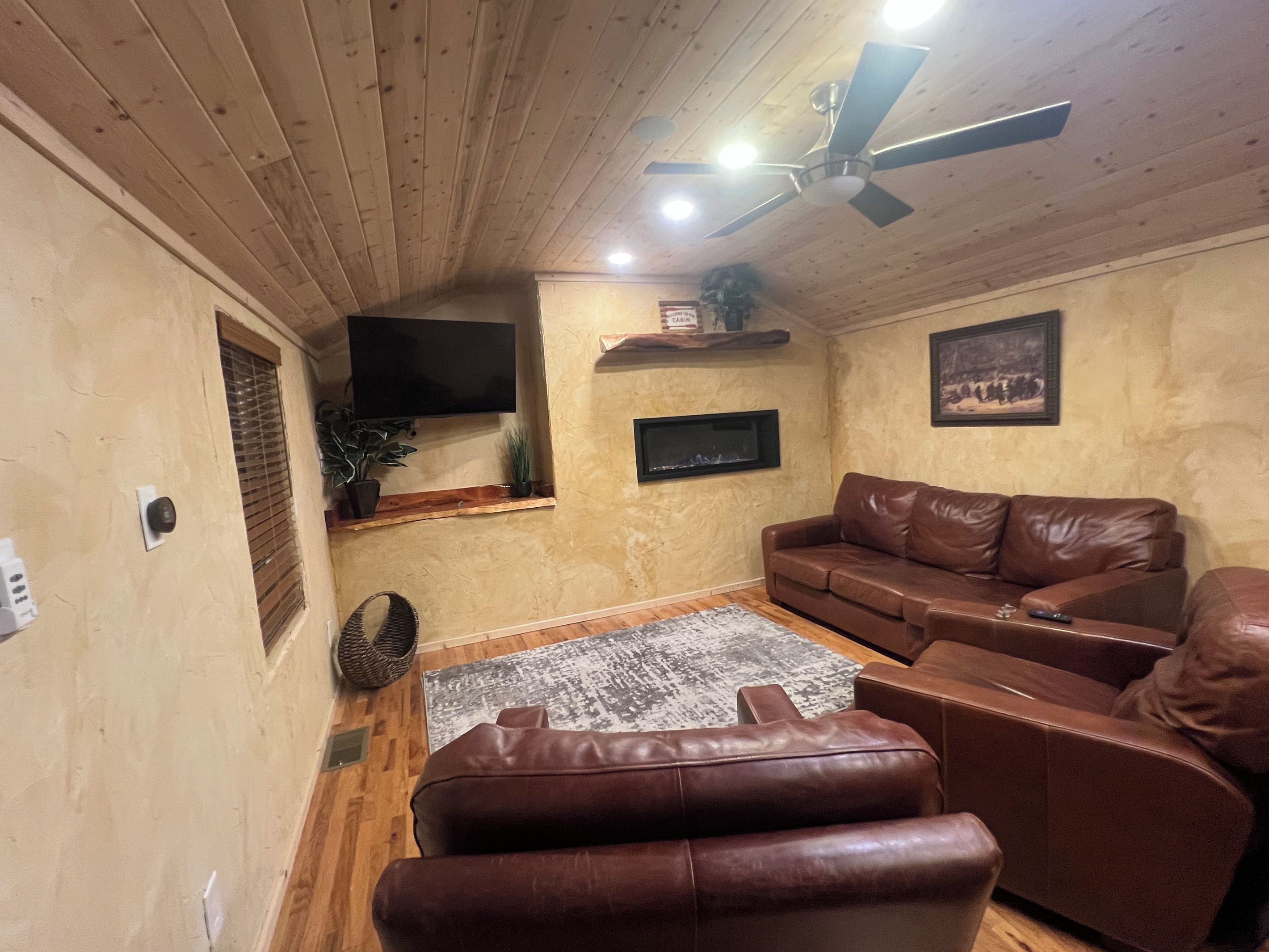 Smart TV y chimenea 