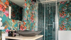 A bathroom with a shower, a sink with a decorative basin, and a toilet. - Beautiful 3-bedroom house. Sea view.  40 mins from Edinburgh. Dog friendly. (Burntisland)