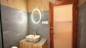 Bathroom - Wake up to breathtaking views of the Himalayas (Kanatal, Manjyar Gaon, Tehri Garhwal)
