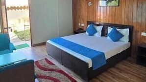Room - Escape to the clouds at Peace@Peak Resort Kanatal (Kanatal)