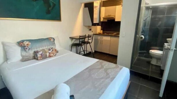Room - Small Suite 8 (1.36 miles from the historic old town) (Guadalajara)