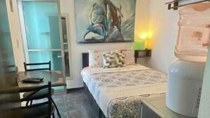 Room - 3-Bedroom + Kitchenette + Bathroom / 3 km from the Cathedral / 1 km from the Metro (Guadalajara)