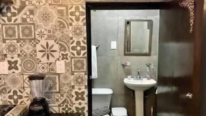 Bathroom - 3-Bedroom + Kitchenette + Bathroom / 3 km from the Cathedral / 1 km from the Metro (Guadalajara)