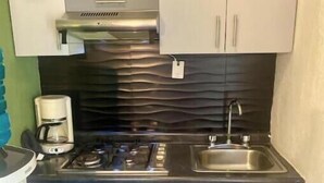 Private kitchen - Small Suite 6 (1.36 miles from the historic old town), air conditioning. (Guadalajara)