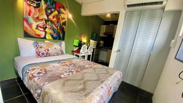 Room - Small Suite 6 (1.36 miles from the historic old town), air conditioning. (Guadalajara)