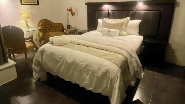 Room - Loft + Kitchen + Bathroom + Living Room / 3 km from the Cathedral / 1 km from the Metro (Guadalajara)