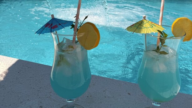 Pool - Luxury Blue Sky (Vir)