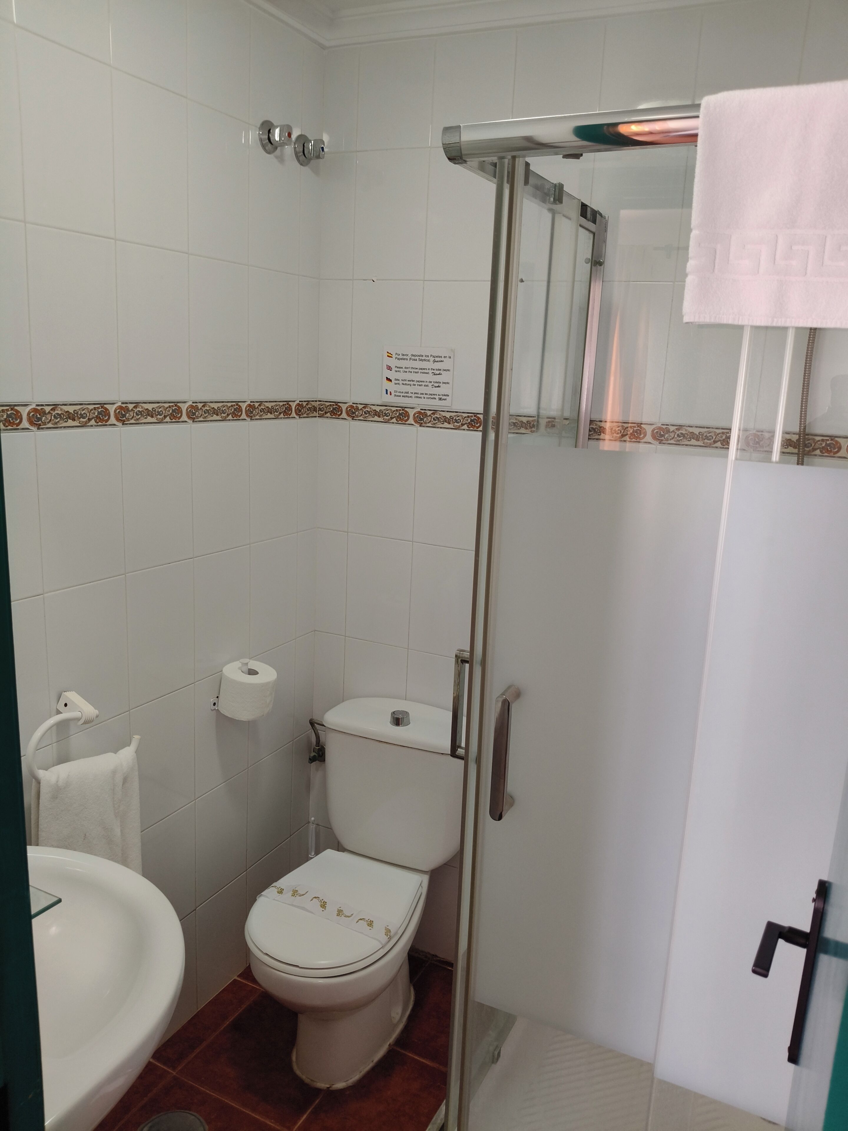 Twin Room | Bathroom
