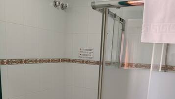 Twin Room | Bathroom