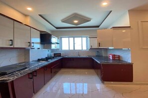 Una cocina moderna con una isla central, armarios empotrados y un ventanal que proporciona luz natural.