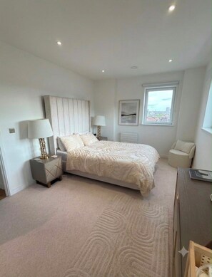 Room - Cosy stylish 2 bed 2 bath w large terrace and parking (London)