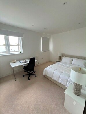 Room - Cosy stylish 2 bed 2 bath w large terrace and parking (London)