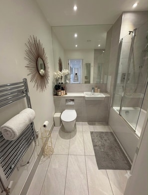 Bathroom - Cosy stylish 2 bed 2 bath w large terrace and parking (London)