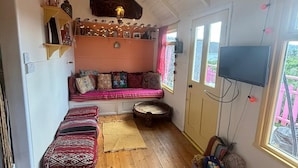Living area - Hippy peace shack (Phillack)