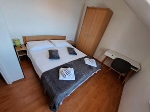 A bedroom with a bed, a wardrobe, a desk, and a chair. - MARIO-50m from the beach,big terrace with sea view. FREE PARKING (Stobreč)