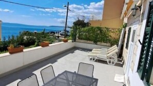 Outdoor dining - MARIO-50m from the beach,big terrace with sea view. FREE PARKING (Stobreč)