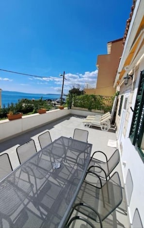 Outdoor dining - MARIO-50m from the beach,big terrace with sea view. FREE PARKING (Stobreč)