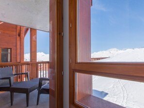 A wooden balcony with a view of a snowy mountain landscape. - Spacious duplex apartment by the slopes - 8 guests (Les Arcs 1800)