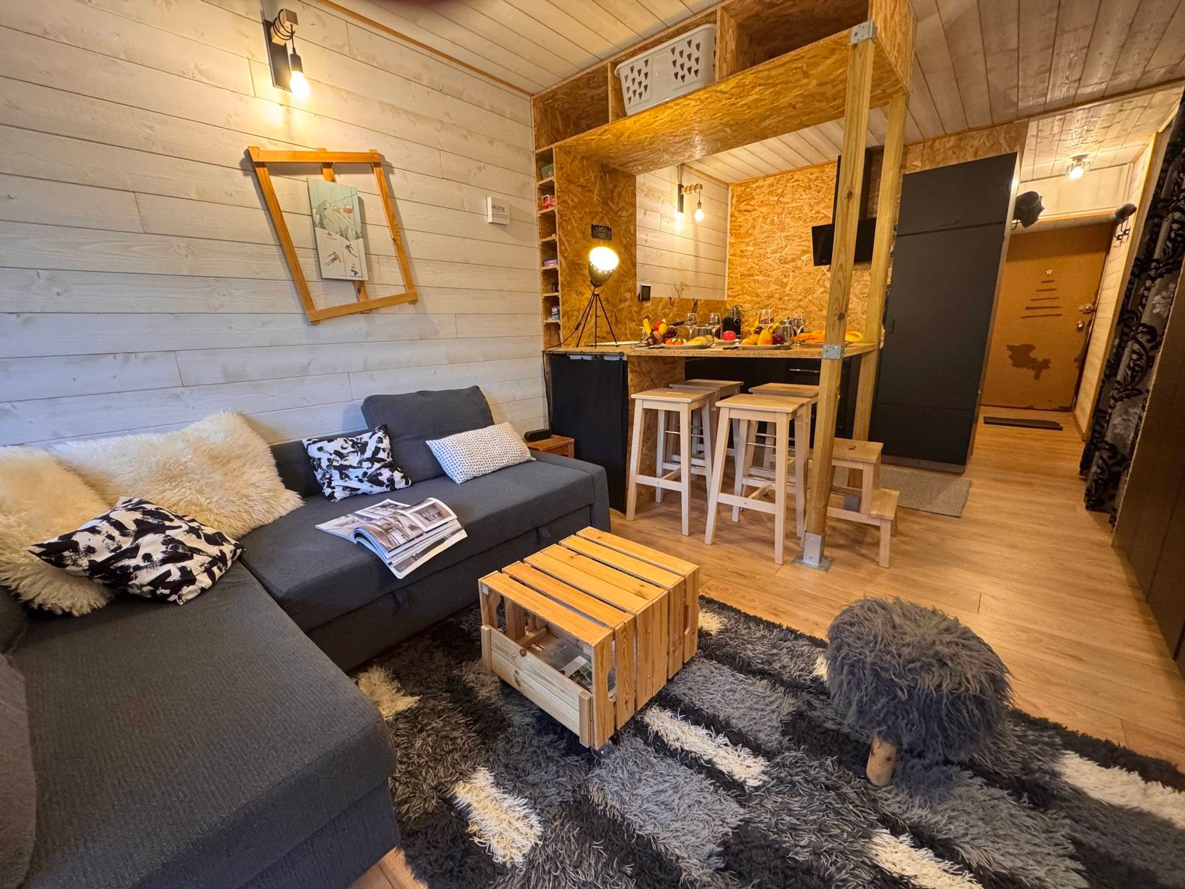 Un salon confortable avec un canapé, une table basse et un tapis moelleux.