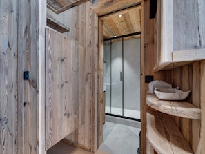 A wooden interior with a sliding glass door leading to a bathroom. - Renovated apartment at the foot of the slopes - 2 guests (Val-d'Isère)
