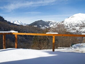 A snow-covered mountain landscape with a wooden fence in the foreground. - Spacious chalet mountain view - 10 guests (Les Deux Alpes)