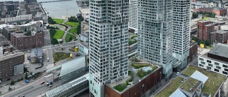 Ein Hochhaus mit moderner Architektur, mit Glasfassade und Dachgarten.