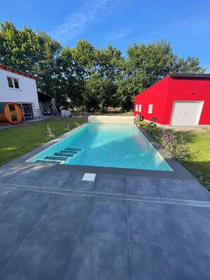 A rectangular swimming pool with a clear blue water surface, surrounded by a paved deck. - Ferienwohnung für 4 Personen in Plattenburg (Plattenburg)