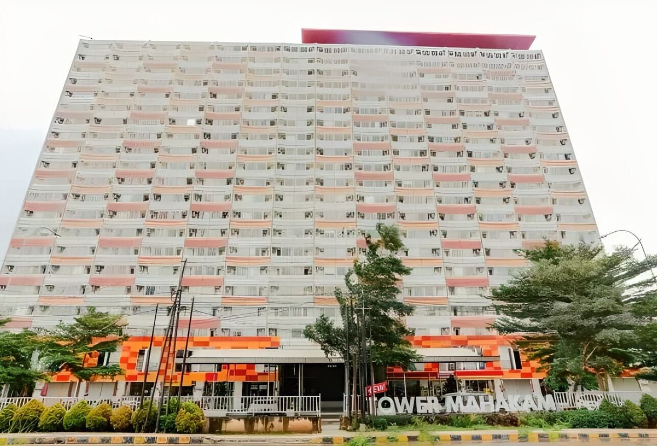 Un immeuble d’hôtel à plusieurs étages, doté d’une façade uniforme, de balcons et d’une enseigne indiquant le nom « POWERHAKAM ».