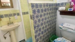 Bathroom - 4 Bedrooms + Bathroom + Kitchen + Mini-Split AC / Close to Downtown / Metro (Guadalajara)
