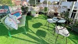 Outdoor dining - 7 Bedrooms + Bathroom + Kitchen + Mini-Split AC / Close to Downtown / Metro (Guadalajara)