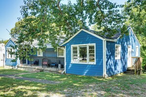 A small blue house with a porch, a brick wall, and a tree in front. - 5 Mi to Honky Tonk Hwy! Charming Escape w/ Porch (Nashville)